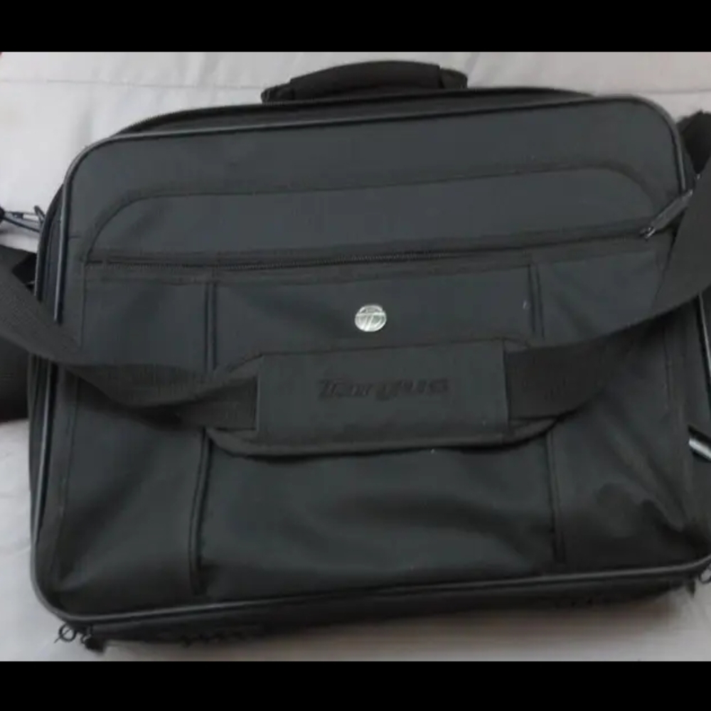 **Targus TVR300 Premiere Case for 15.4-Inch Laptop - Black**